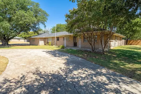 Exterior - 600 E Liberty St, Pilot Point, TX 76258 photo 5 of 7