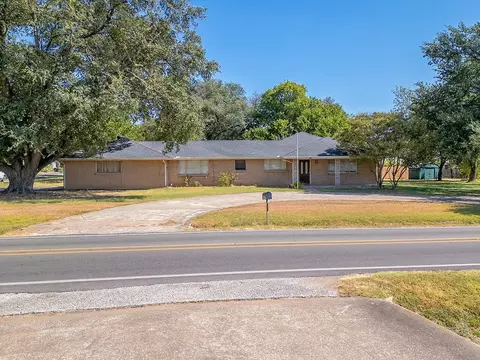 Exterior - 600 E Liberty St, Pilot Point, TX 76258 photo 6 of 7