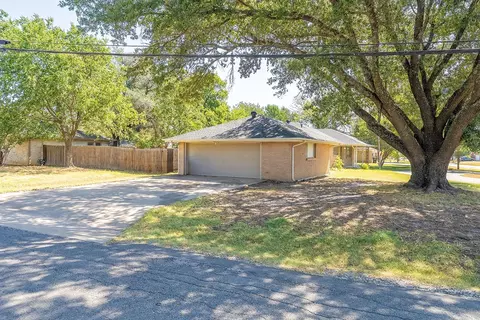 Exterior - 600 E Liberty St, Pilot Point, TX 76258 photo 2 of 7