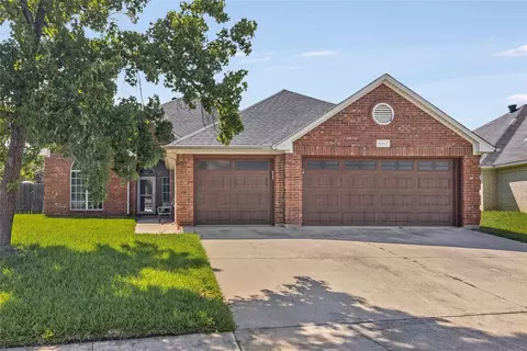 6113 Cliffbrook Dr, North Richland Hills, TX 76180
