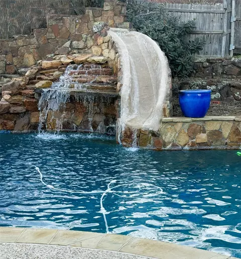 6113 Cliffbrook Dr, North Richland Hills, TX 76180