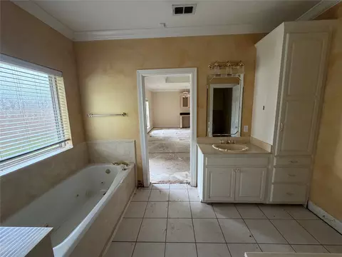 Bath - 120 Burton St, Longview, TX 75603 photo 5 of 5