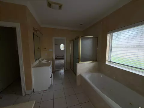 Bath - 120 Burton St, Longview, TX 75603 photo 4 of 5
