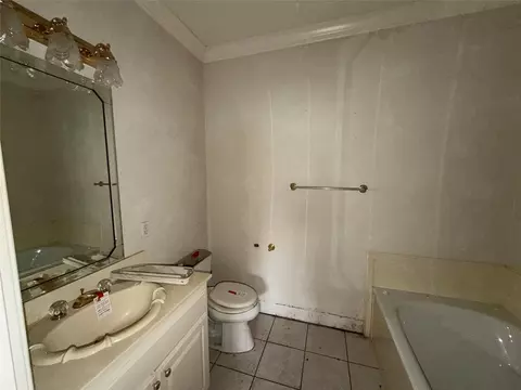 Bath - 120 Burton St, Longview, TX 75603 photo 3 of 5