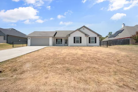 624 Lunar Cir, Granbury, TX 76049