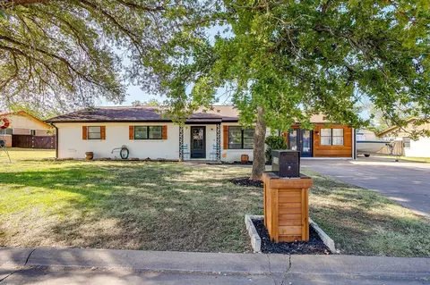 2102 SE 10th St, Mineral Wells, TX 76067