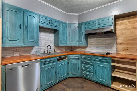 Kitchen - 206 E Summit Ave, Electra, TX 76360 photo 2 of 4