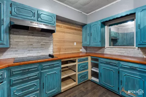 Kitchen - 206 E Summit Ave, Electra, TX 76360 photo 3 of 4