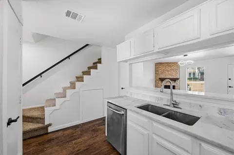 Kitchen - 41 Abbey Rd, Euless, TX 76039 photo 2 of 4