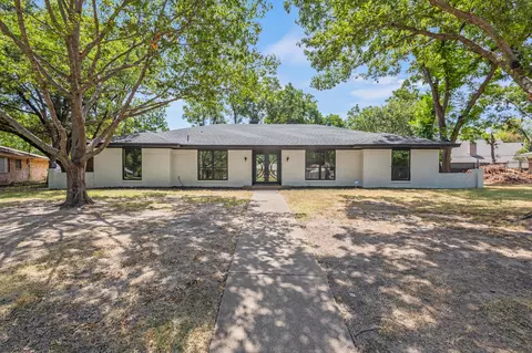 729 Surrey Cir, Grand Prairie, TX 75050
