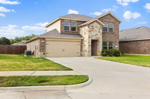 Exterior - 1012 Euston St, Denton, TX 76209 photo 3 of 8