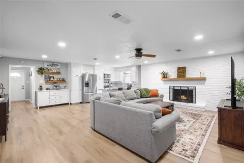 213 Wilshire Dr, Euless, TX 76040