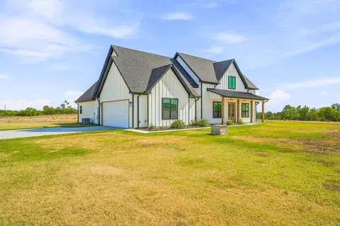 Exterior - 8140 Lavender Rd, Springtown, TX 76082 photo 4 of 9