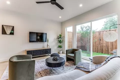 911 Muncie Ave, Dallas, TX 75212
