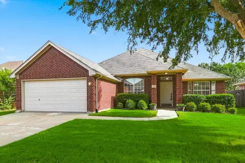324 Camp Creek Dr, Arlington, TX 76002