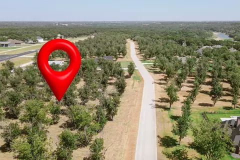 949 E Landings Dr, Granbury, TX 76049