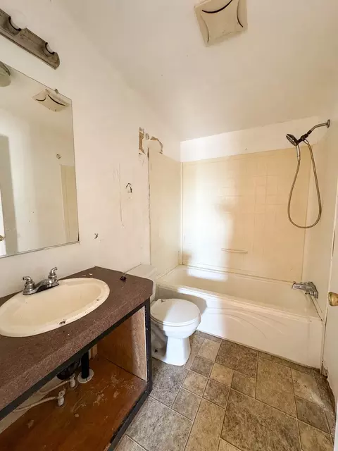 Bath - 105 N Avenue L, Haskell, TX 79521 photo 2 of 2