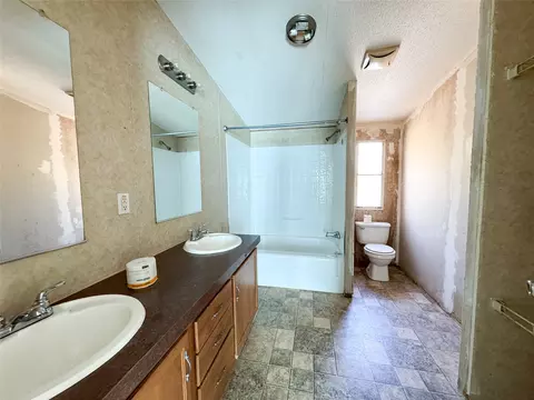 Bath - 105 N Avenue L, Haskell, TX 79521 photo 1 of 2