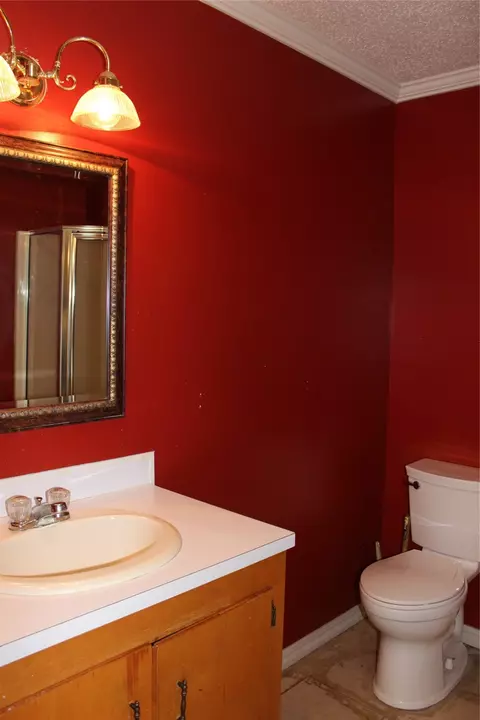 Bath - 707 Browning Dr, Springhill, LA 71075 photo 2 of 3
