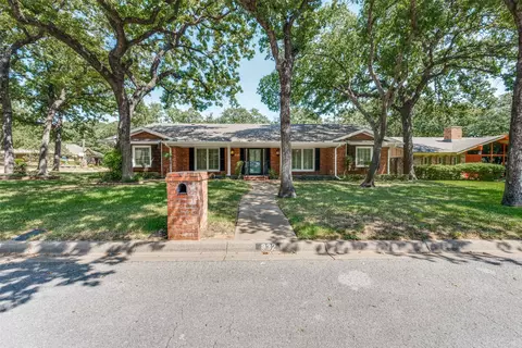 832 Wheelwood Dr, Hurst, TX 76053