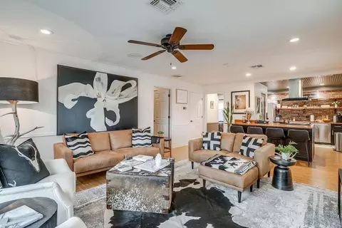 218 N Crockett St, Granbury, TX 76048