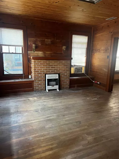 1011 W Walker St, Denison, TX 75020