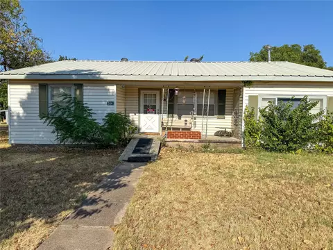 504 S Hall St, Montague, TX 76251