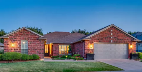 8901 Crestview Dr, Denton, TX 76207