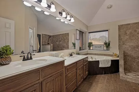 Bath - 2425 Waterloo Ln, Mesquite, TX 75181 photo 1 of 3