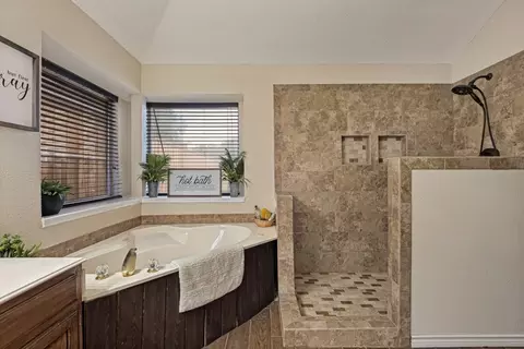 Bath - 2425 Waterloo Ln, Mesquite, TX 75181 photo 2 of 3