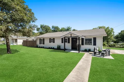 Exterior - 400 Denton St, Howe, TX 75459 photo 2 of 7