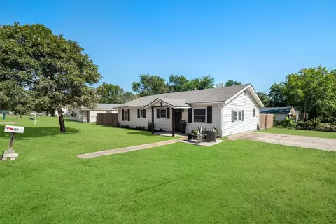 Exterior - 400 Denton St, Howe, TX 75459 photo 3 of 7