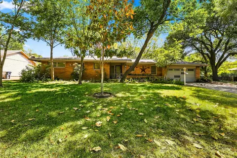 204 University Dr, Arlington, TX 76013