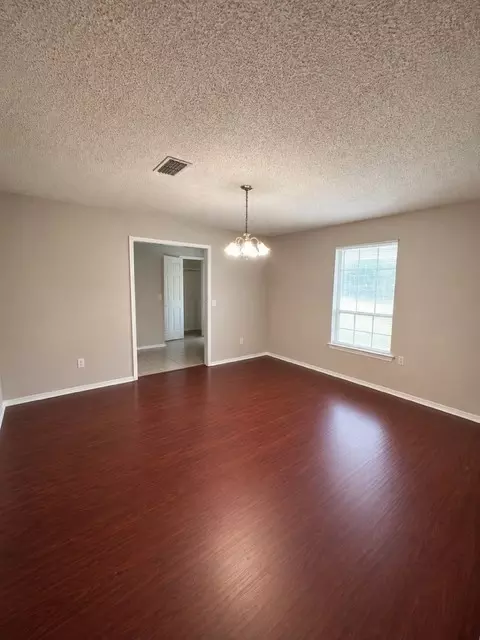 Living - 103 Dogwood Dr, Springhill, LA 71075 photo 3 of 4