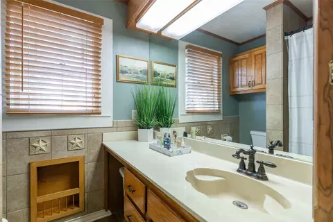 Bath - 500 N Avenue H, Haskell, TX 79521 photo 3 of 6