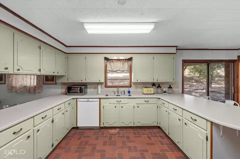 Kitchen - 9347 Highway 3, Plain Dealing, LA 71064 photo 2 of 8