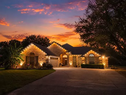 118 Golfers Way, Azle, TX 76020