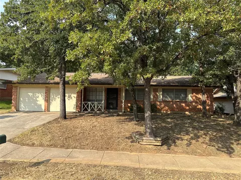 33 Somerset Ter, Bedford, TX 76022