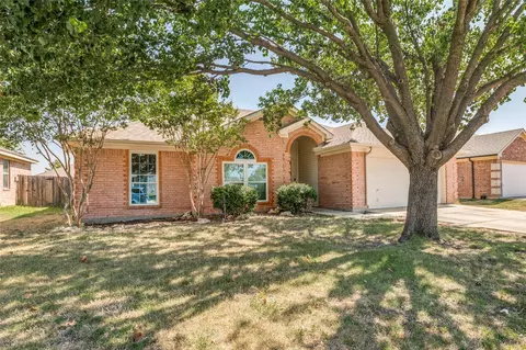 540 Cambridge Dr, Saginaw, TX 76179
