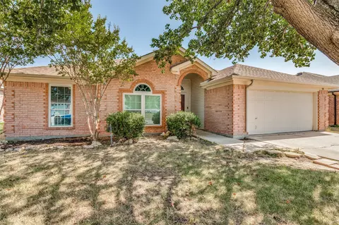 540 Cambridge Dr, Saginaw, TX 76179