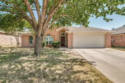 540 Cambridge Dr, Saginaw, TX 76179