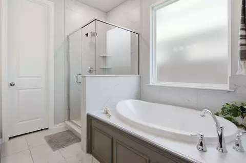 Bath - 910 Winter Cherry Ln, Haslet, TX 76052 photo 2 of 4