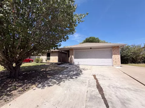 220 Grand Meadow Dr, Fort Worth, TX 76108