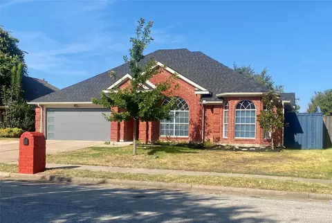 7659 Crosstimbers Ln, North Richland Hills, TX 76182