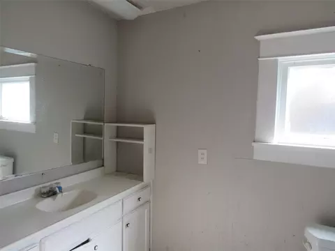 Bath - 907 E Texas Ave, Mart, TX 76664 photo 1 of 3