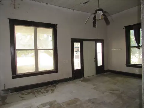 Living - 907 E Texas Ave, Mart, TX 76664 photo 2 of 5