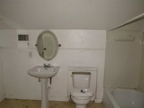Bath - 907 E Texas Ave, Mart, TX 76664 photo 3 of 3