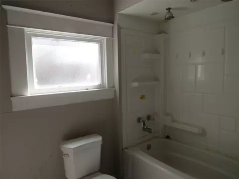 Bath - 907 E Texas Ave, Mart, TX 76664 photo 2 of 3