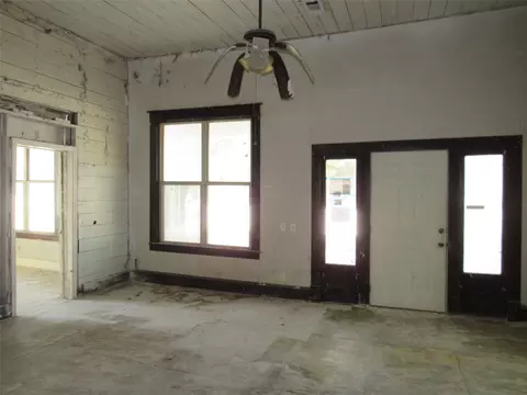 Living - 907 E Texas Ave, Mart, TX 76664 photo 1 of 5