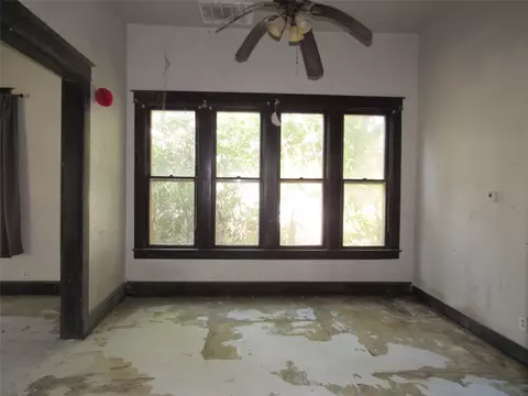 Living - 907 E Texas Ave, Mart, TX 76664 photo 4 of 5